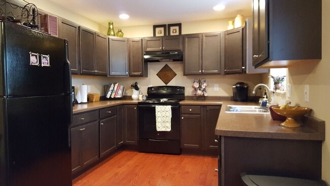 Building Photo - 2 Bedroom Duplex