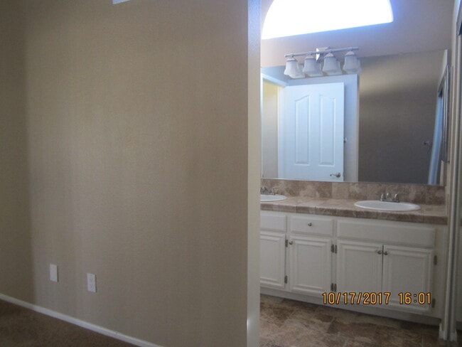 Building Photo - CANYON CREST GORGEOUS SINGLE STORY