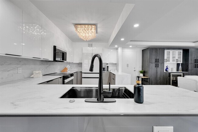 Building Photo - 405 N Ocean Blvd