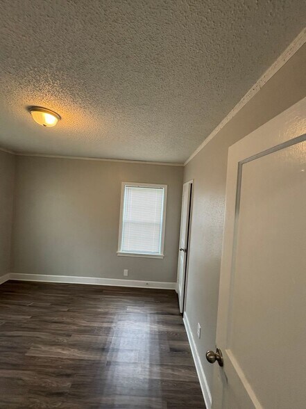 Building Photo - 993 Gordon St