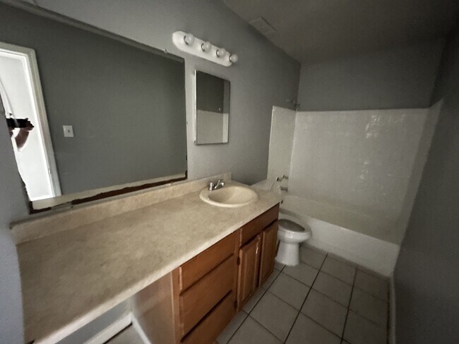 Building Photo - Fouplex unit ready to move in in Castle Hill!