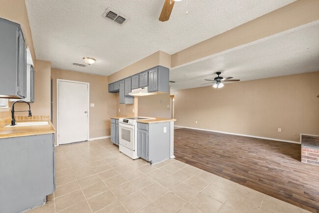 Building Photo - 6333 Scott Ct