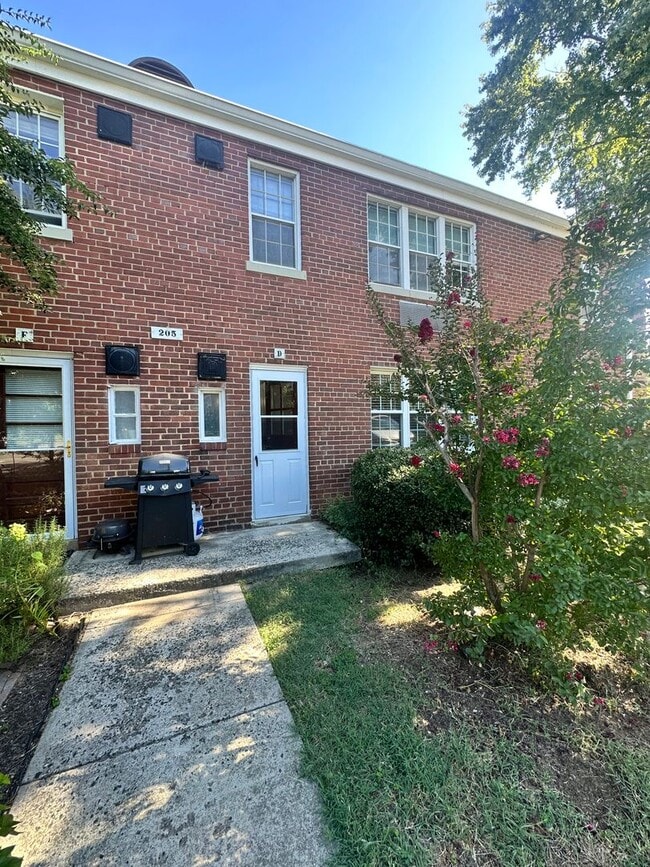 Building Photo - 205 E Glebe Rd