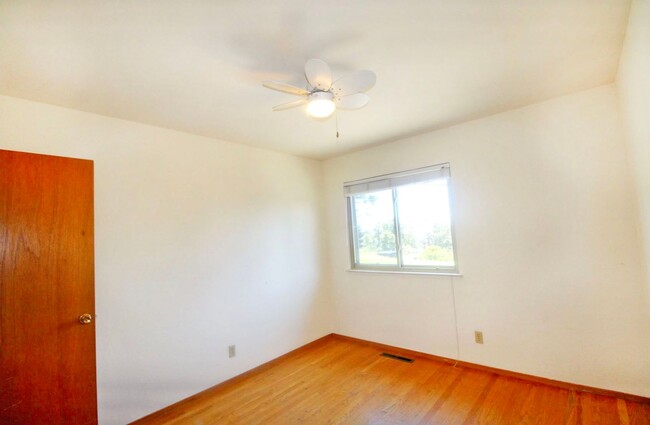 Building Photo - Sunny 3bed/2.5 bath + office space in Mont...