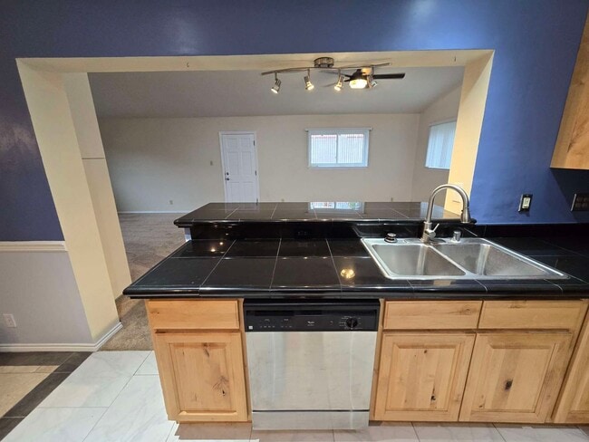Building Photo - Spacious Home in NE Heights