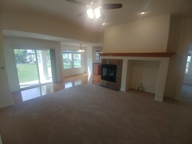 Building Photo - 8322 E 149th Dr