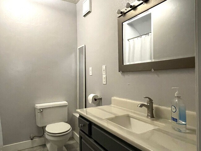 Building Photo - 3 bedroom, 3 bath unfurnished or furnished...