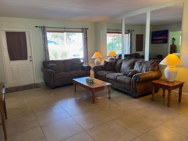 Building Photo - 5045 NE 15th Ave