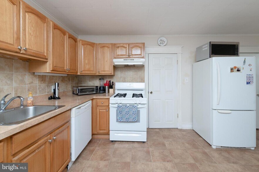 Building Photo - 10 E Linden Ave