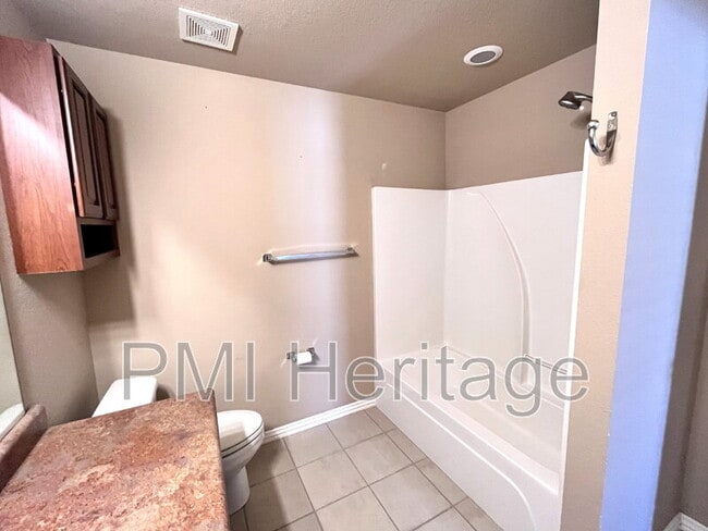 Building Photo - 3200 SW Windrift Ave