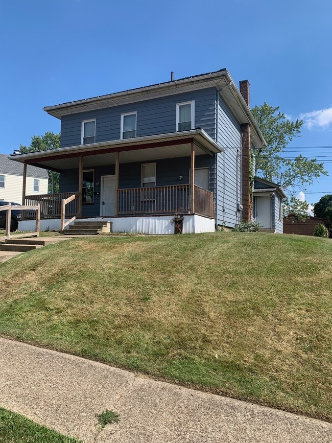 Building Photo - 407 Oak Ave SE