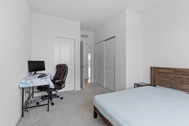 Building Photo - 5898 Urbandale Ct N