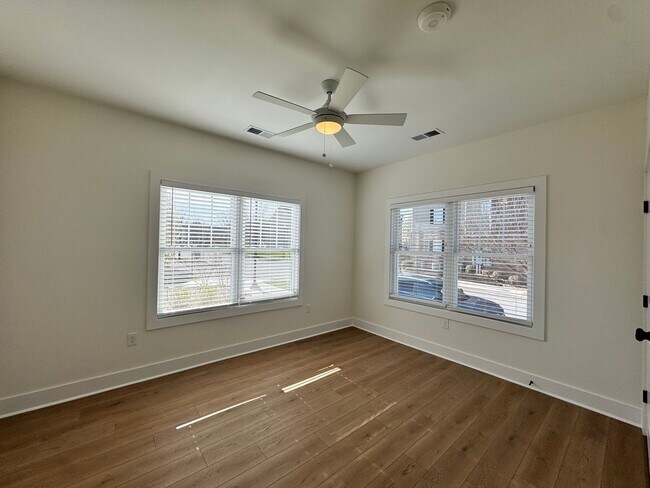 Building Photo - THE CROWN AT CORNESTONE