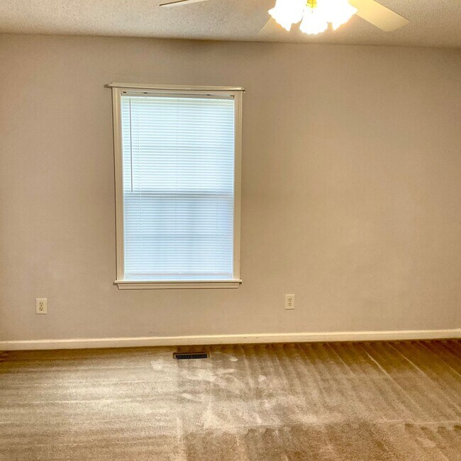 Building Photo - 3 Bedrooms, 2 Baths Home For Rent in Newton NC with 2 car garage