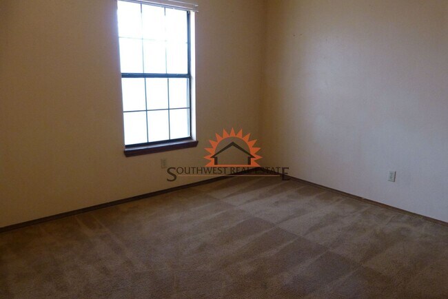 Building Photo - Lovely 3 bedroom 2 bathroom brick home wit...