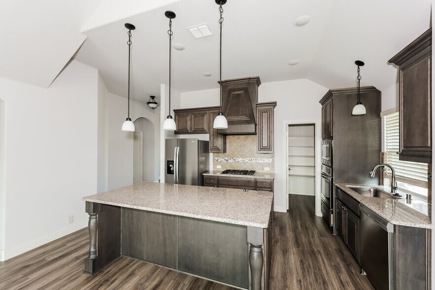 Building Photo - 1024 English Oak Dr