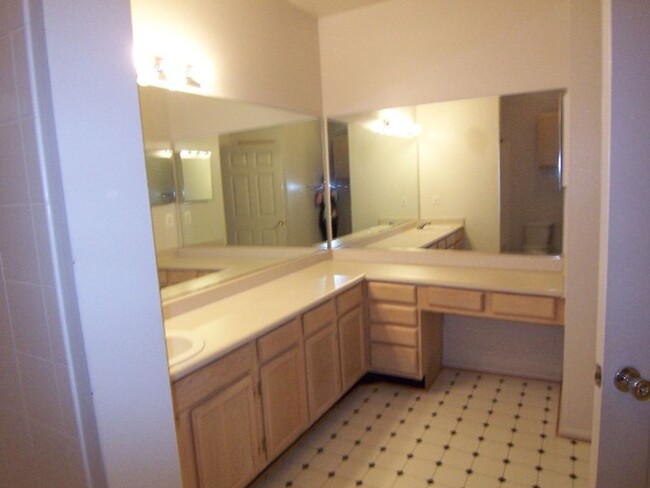 Building Photo - Generous 1BR condo in the gated community ...