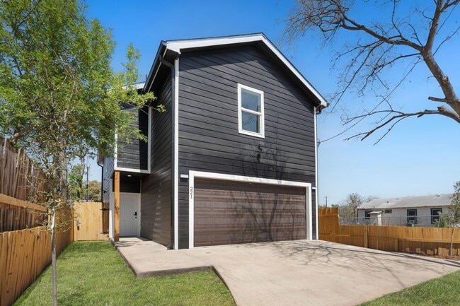 Building Photo - Spacious 3BR House in San Antonio Close to...