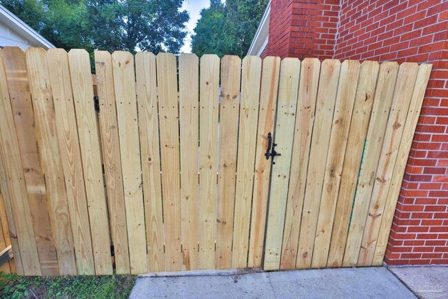 Building Photo - 3795 Summer Dr