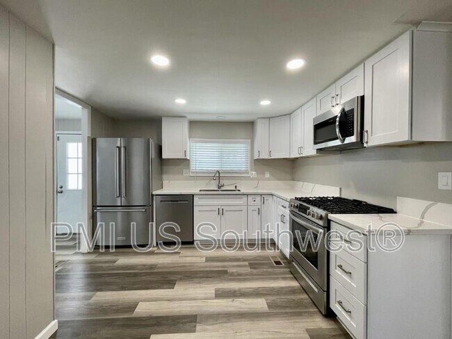 Building Photo - 738 Swan Dr