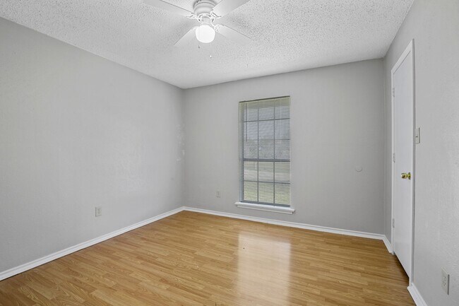 Building Photo - 226 E Pritchard Ln