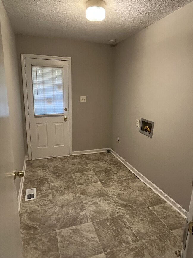 Building Photo - COMING SOON!!!  Spacious 2 Bed, 1 Bath Minutes from Uptown