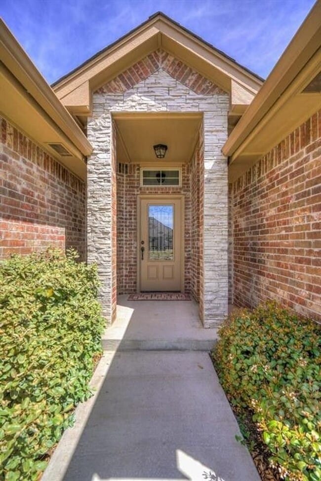 Building Photo - St James Park Home in Norman - Community Pool!  Available in April!