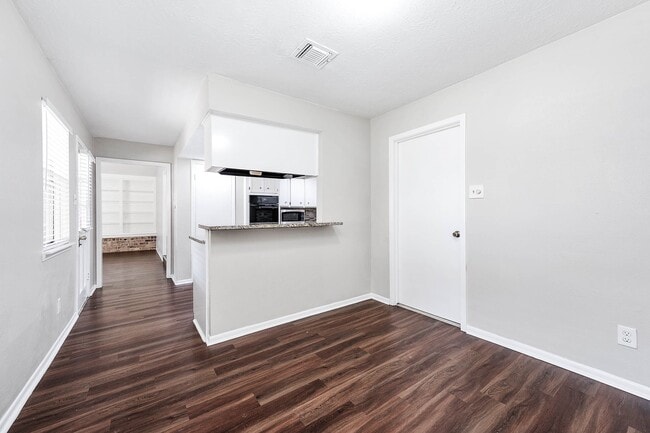 Building Photo - 1922 Arcadia Dr