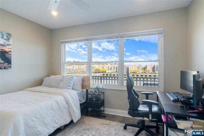 Building Photo - 302 The Promenade