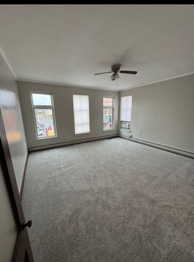 Building Photo - 1 bedroom/ 1 bath Upstairs Apartment