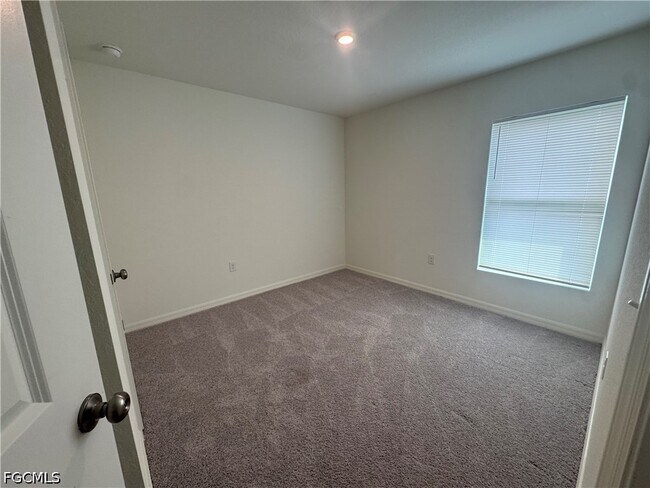Building Photo - 858 Friendship Cir
