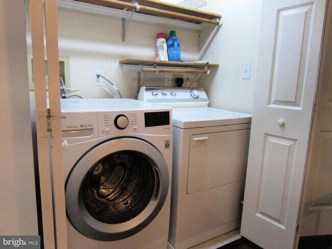 Building Photo - 1023 Lindsay Ln