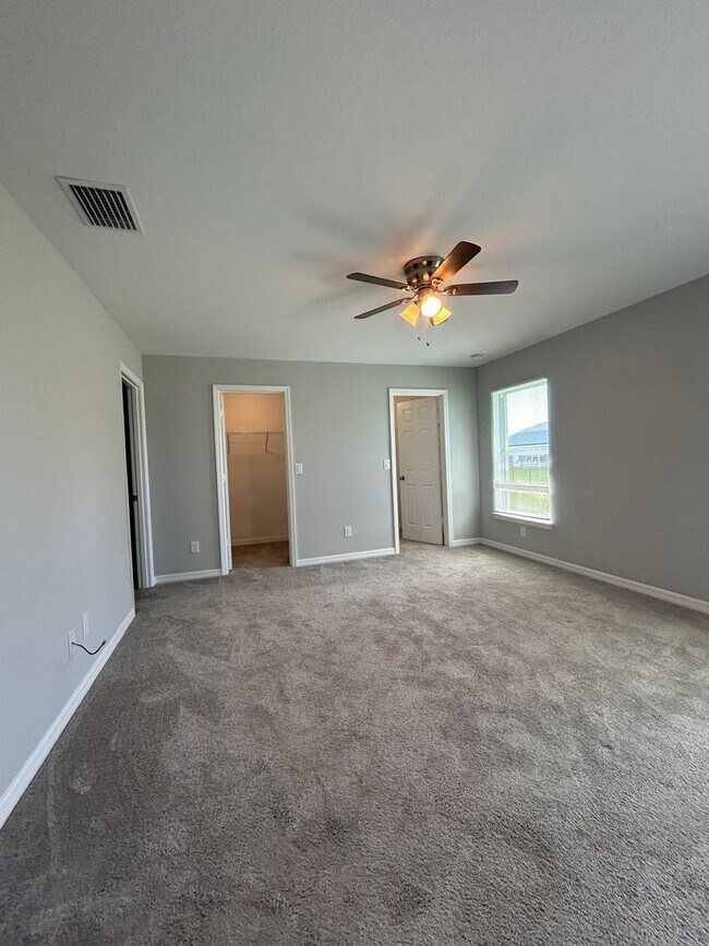 Building Photo - 4 Bedrooms 2 Baths Single-Family Fenced Ho...
