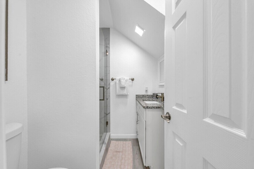 Full bathroom downstairs - 10877 Overseas Hwy