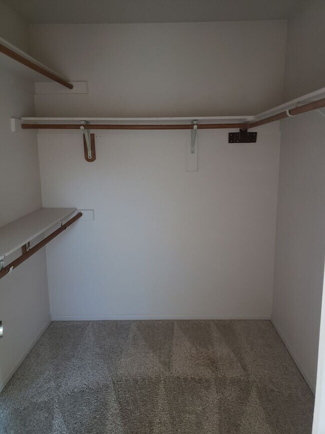 Building Photo - 2 BEDROOM, 2 1/2 BATH TOWNHOME W/2 CAR GAR...
