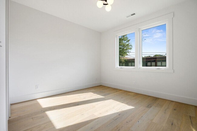 Building Photo - 4-bedroom, 4-bathroom Custom Home in Durha...
