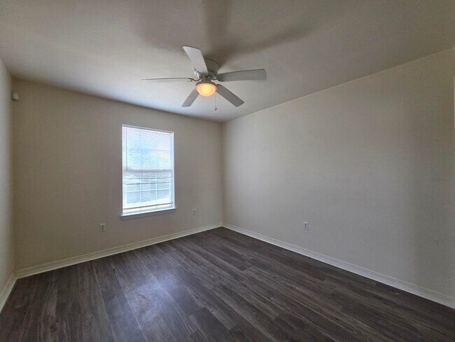 Building Photo - 404 Riverchase Blvd