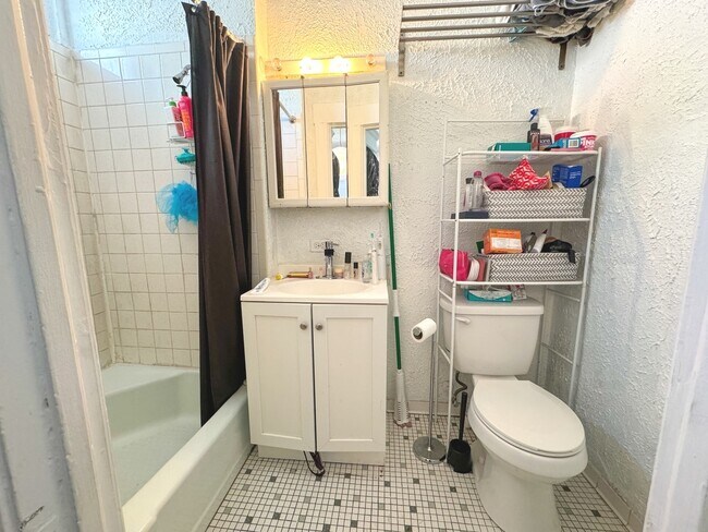 Building Photo - 2800 N Pine Grove Ave