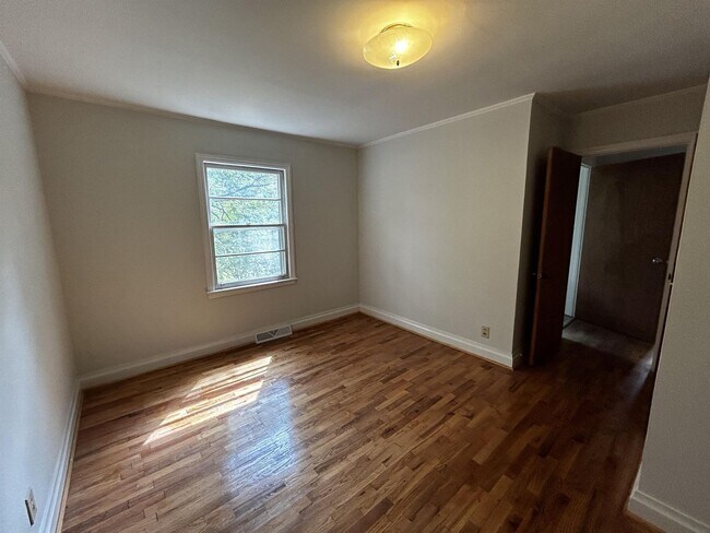 Building Photo - 1233 Crenshaw St