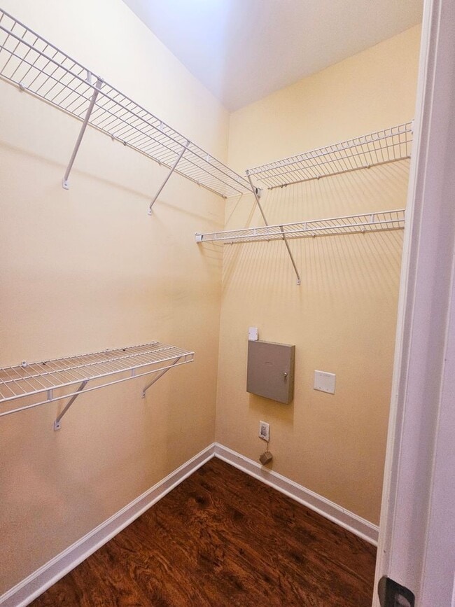 Building Photo - Townhouse  At West Park Place