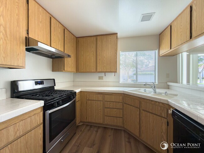 Building Photo - Spacious 2 Bedroom Condo in Camarillo!