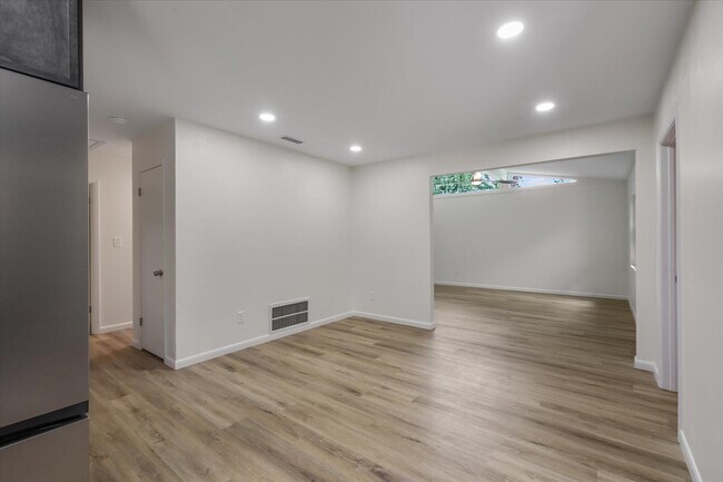 Building Photo - 2401 Jim Lee Rd