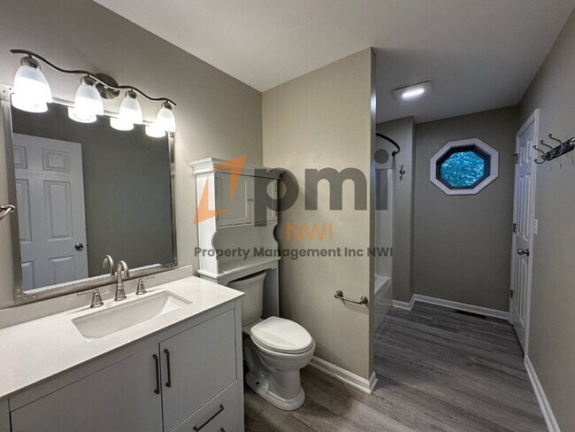 Building Photo - 219 Sandalwood Dr