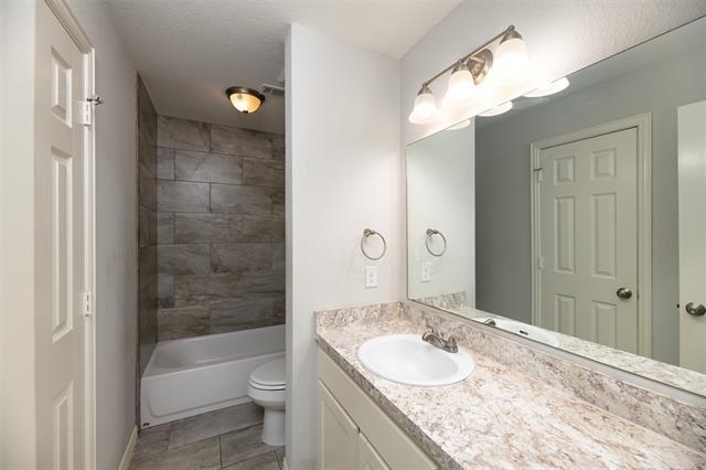 Building Photo - 831 Summercreek Dr