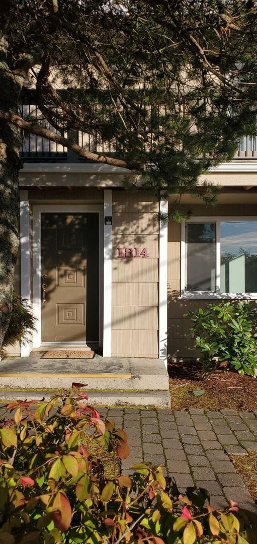 Building Photo - Spacious Lower Level Unit In Beautiful Manette