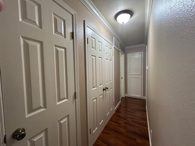 Building Photo - Move-In Ready 1BR in Sought-After Kirkwood...