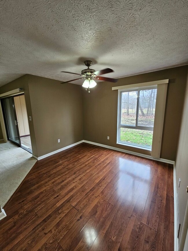 Building Photo - Beautiful 2 Bedroom Juniper Hills Condo For Rent