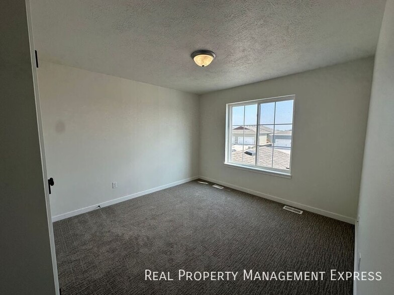 Building Photo - Cozy 2 Bedroom 1.5 Bathroom Townhome
