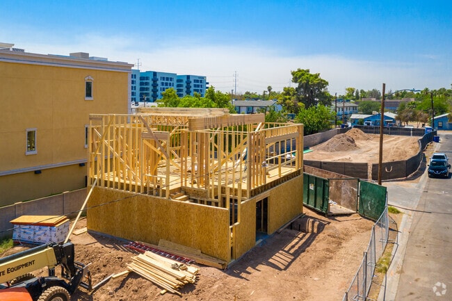 Primary Photo - 430 W 7th St