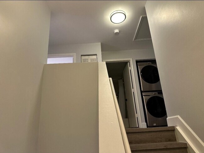 Building Photo - 4151 Eastridge Cir